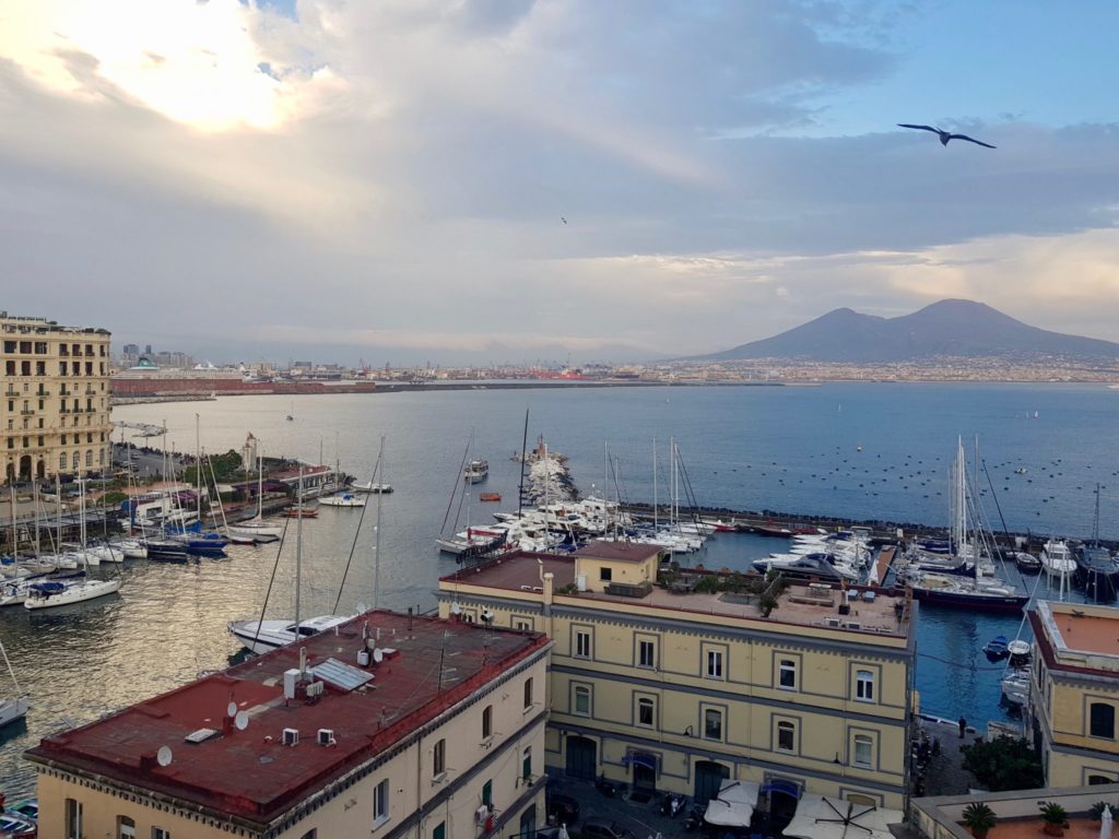 Golfo di Napoli e Vesuvio visto da Castel dell'Ovo
