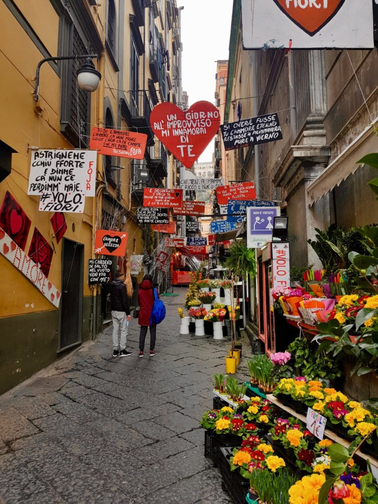 Cartelli e scritte nei quartieri spagnoli di Napoli