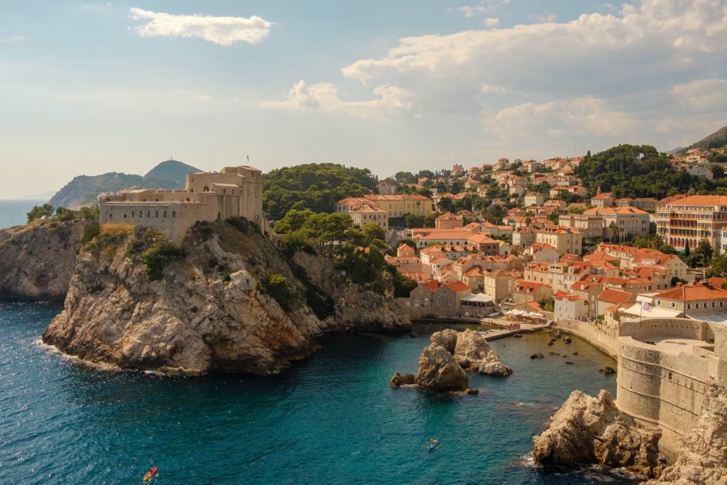 Fortezza di San Lorenzo a Dubrovnik - Castello e casette rosse viste dal mare