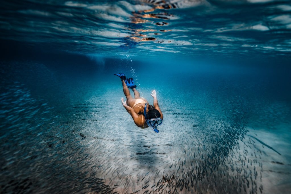 ragazza che fa snorkeling