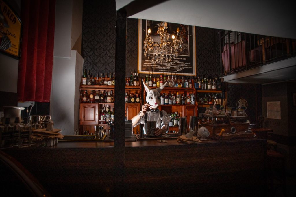 white rabbit Milano - bancone con barman maschera coniglio