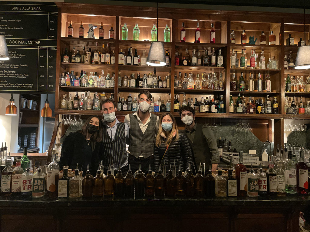 Francesca e Benedetta e i barman del Mag La Pusterla dietro al bancone