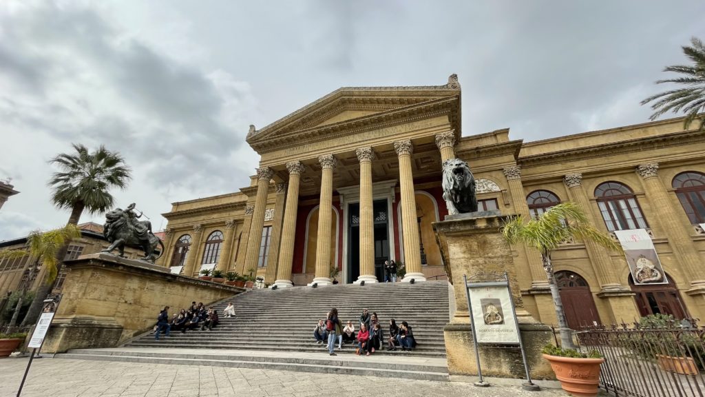 Teatro Massimo di Palermo, scalinate e leoni