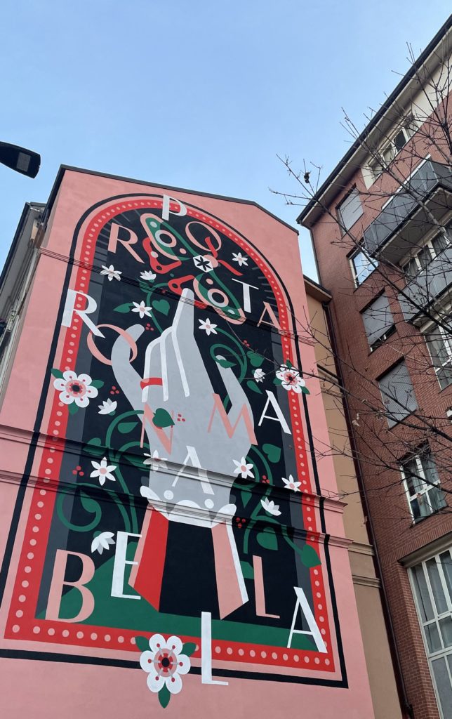 Murales con scritta "Porta Romana Bella" a Milano